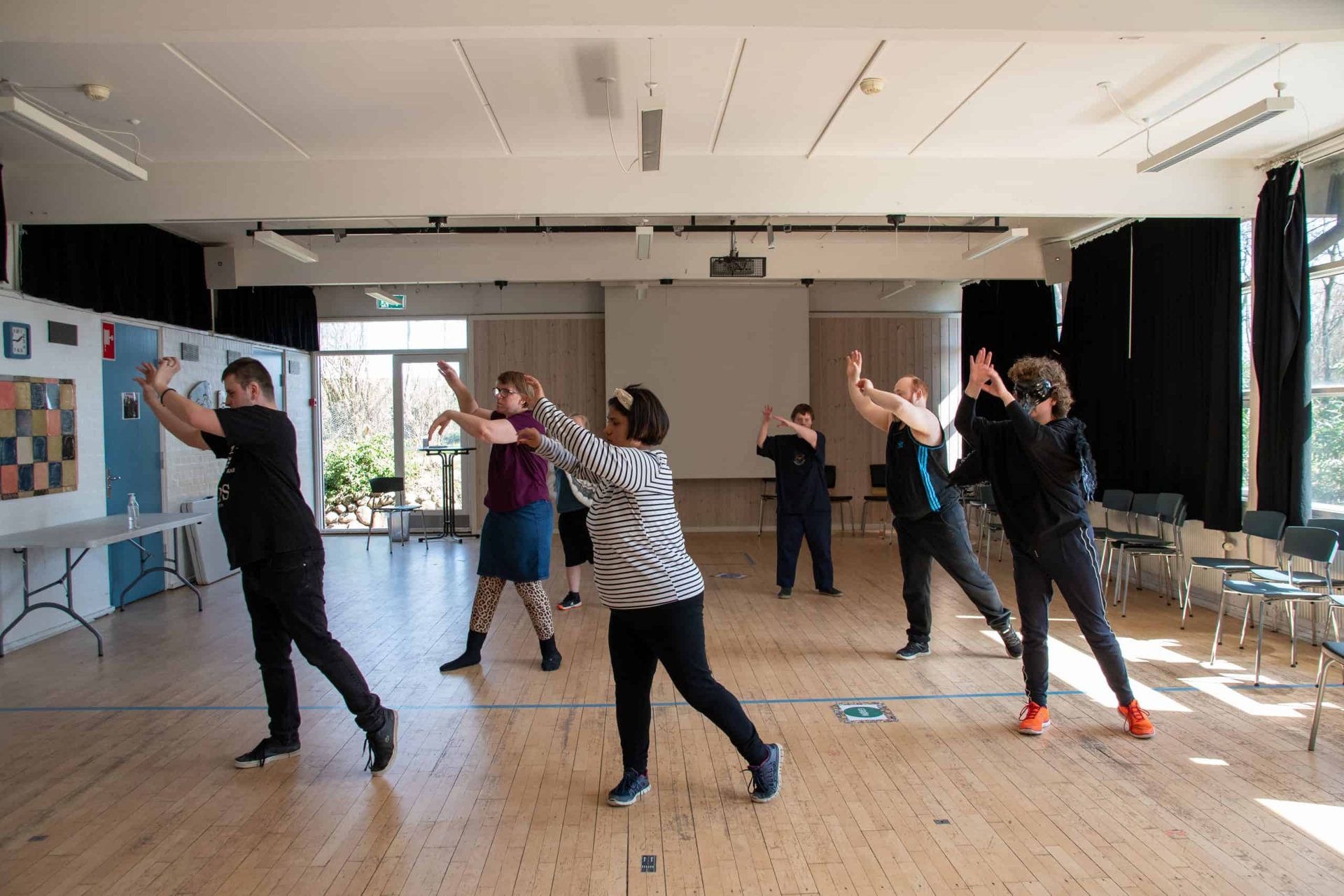 Elever danser i salen