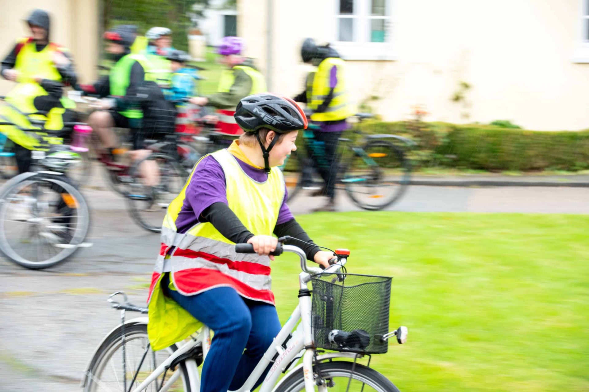 Elever cykler i gule veste