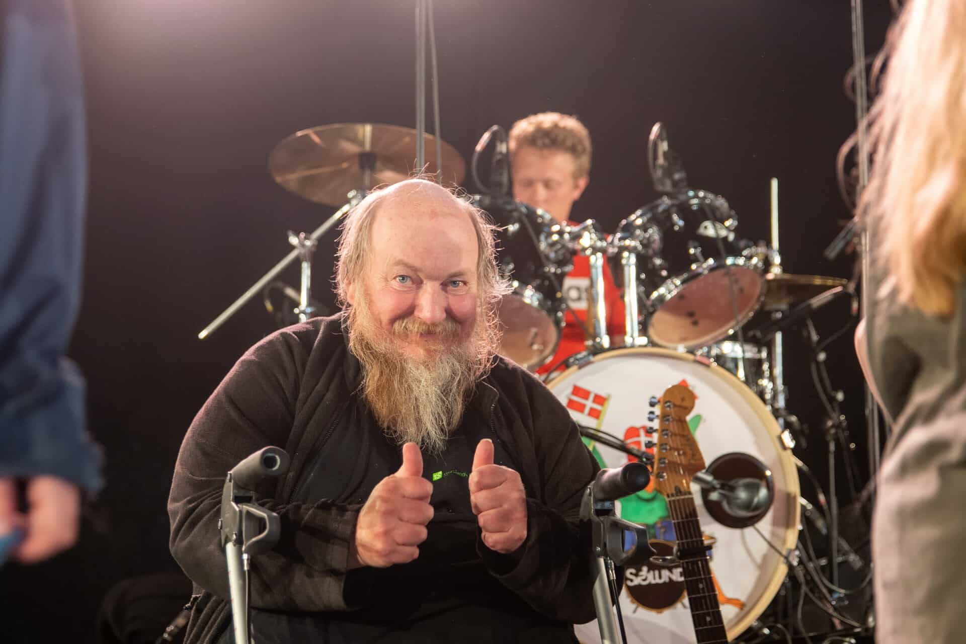 Elev giver thumbs up foran trommesæt
