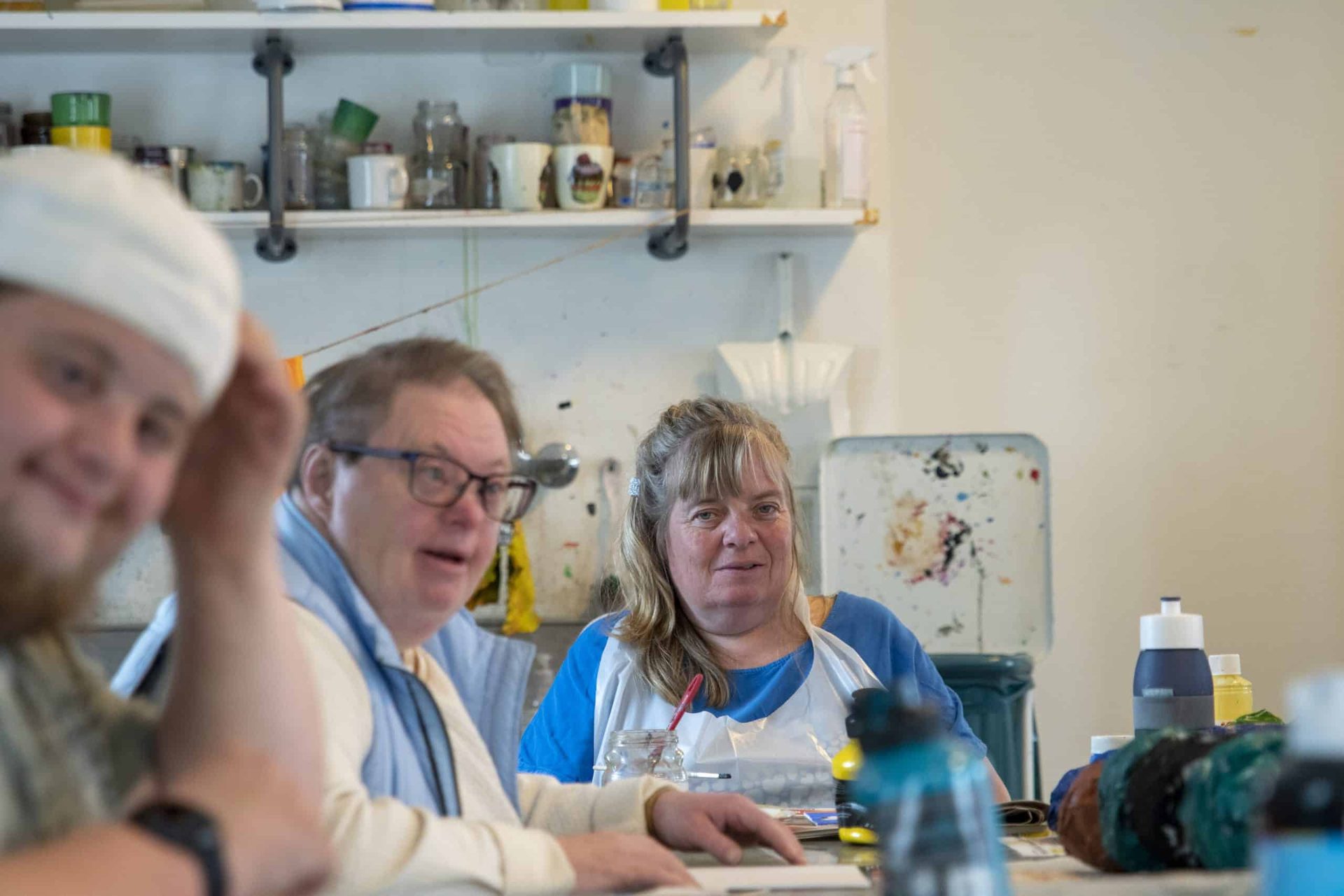 Elever ved et bord i undervisningen
