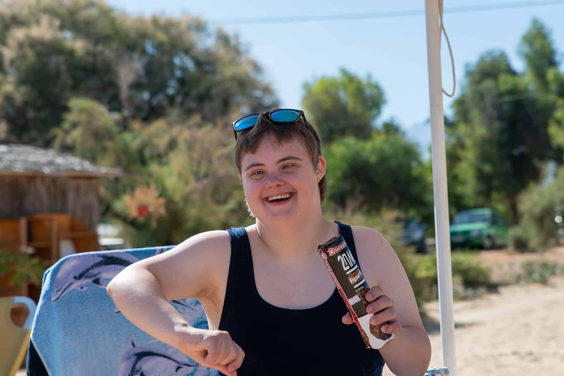 Glad elev på stranden
